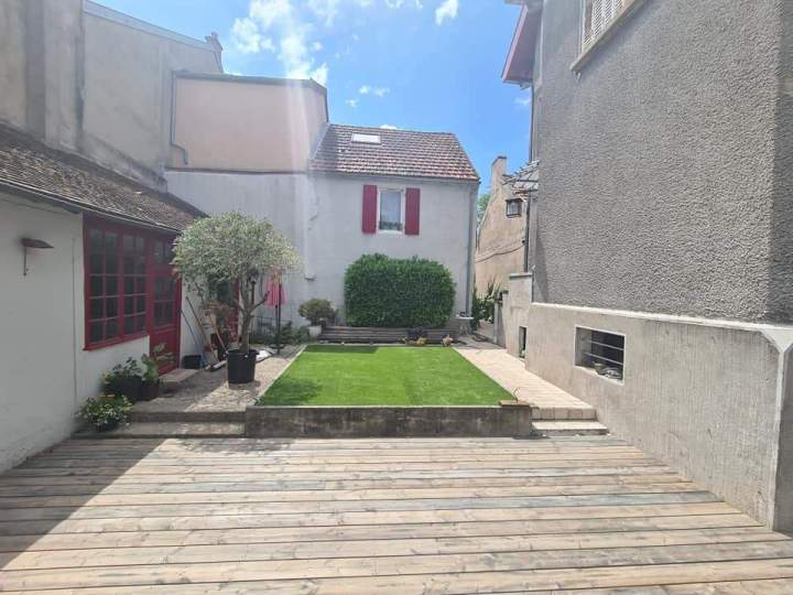 Terrasse en bois et un petit jardin paysager Saint-Germain-des-Fossés