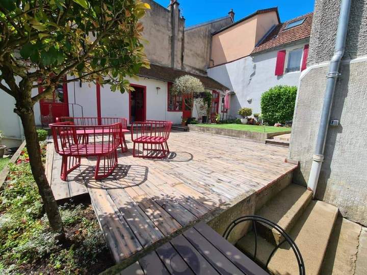 Terrasse extérieure en bois aménagée Saint-Germain-des-Fossés
